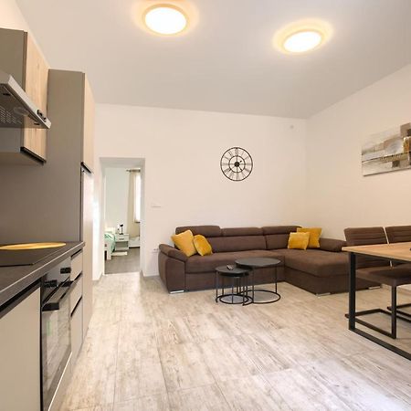 Amphitheater 3+2 Modern Apartment With Terrace, Wifi, Netflix Pula Bagian luar foto