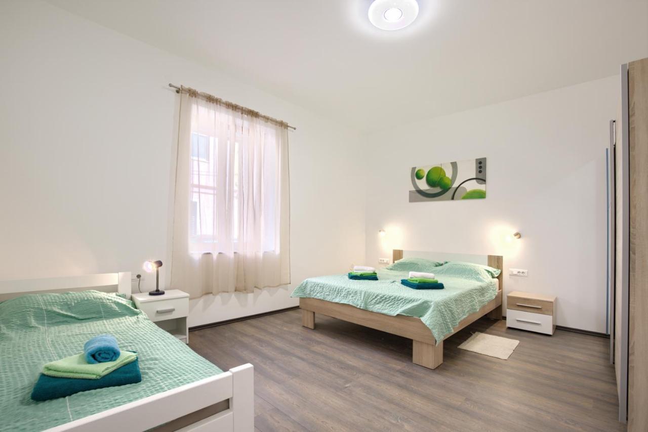 Amphitheater 3+2 Modern Apartment With Terrace, Wifi, Netflix Pula Bagian luar foto