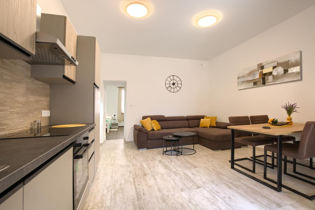 Amphitheater 3+2 Modern Apartment With Terrace, Wifi, Netflix Pula Bagian luar foto