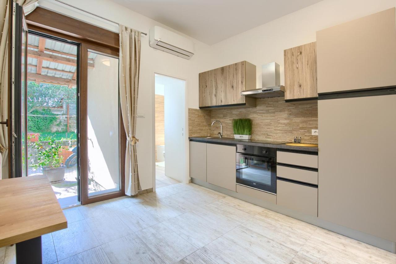 Amphitheater 3+2 Modern Apartment With Terrace, Wifi, Netflix Pula Bagian luar foto