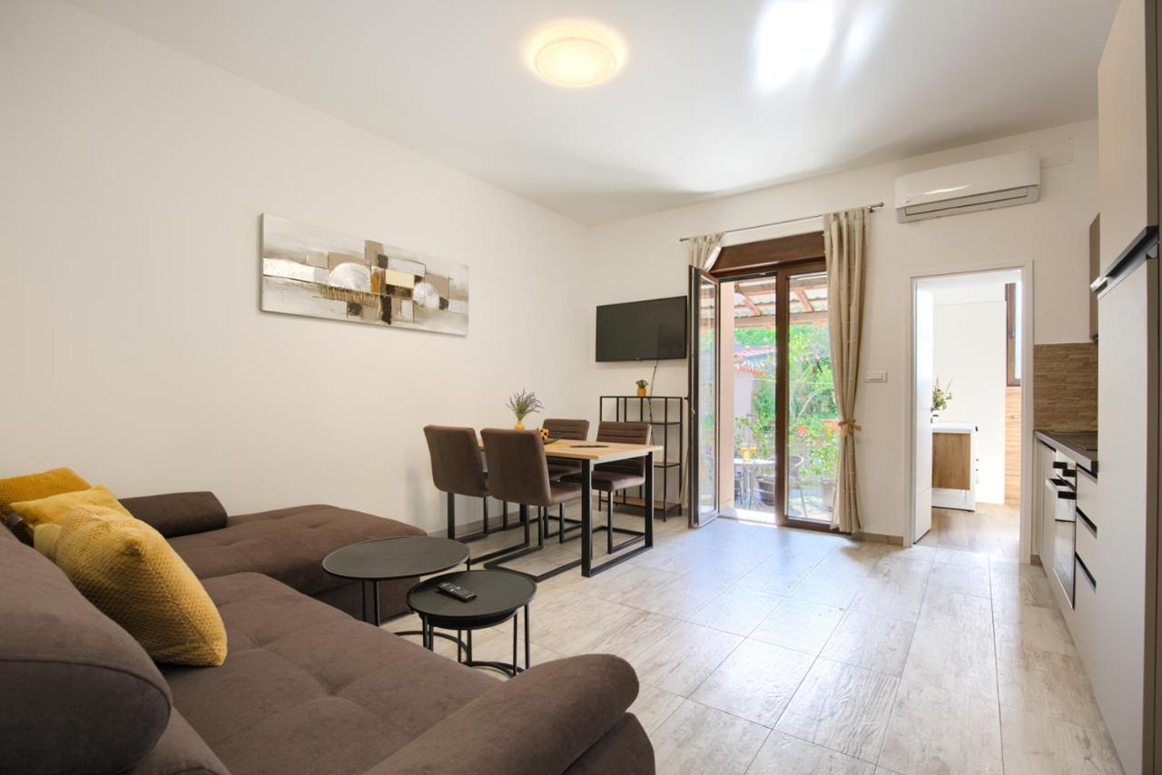 Amphitheater 3+2 Modern Apartment With Terrace, Wifi, Netflix Pula Bagian luar foto