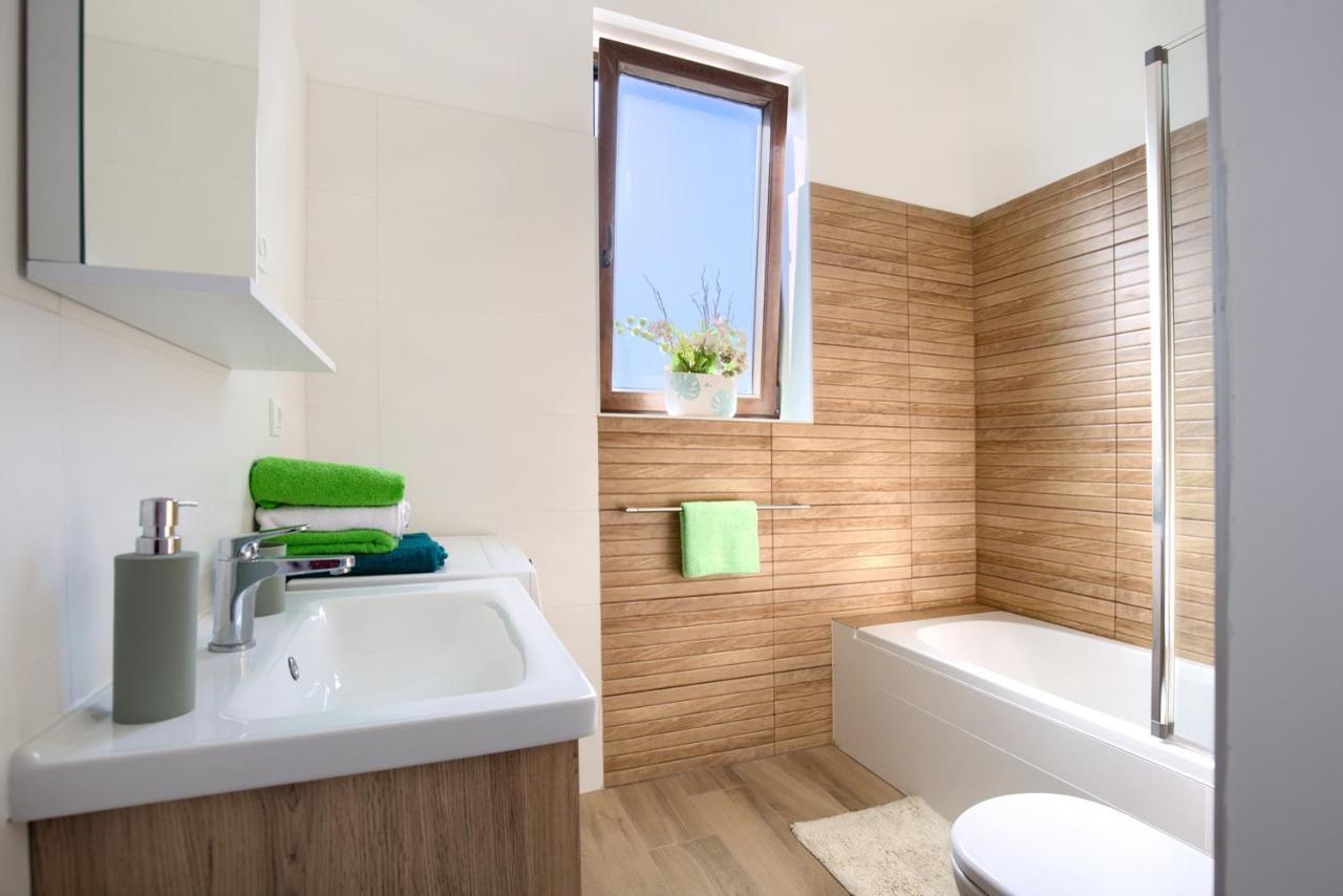 Amphitheater 3+2 Modern Apartment With Terrace, Wifi, Netflix Pula Bagian luar foto