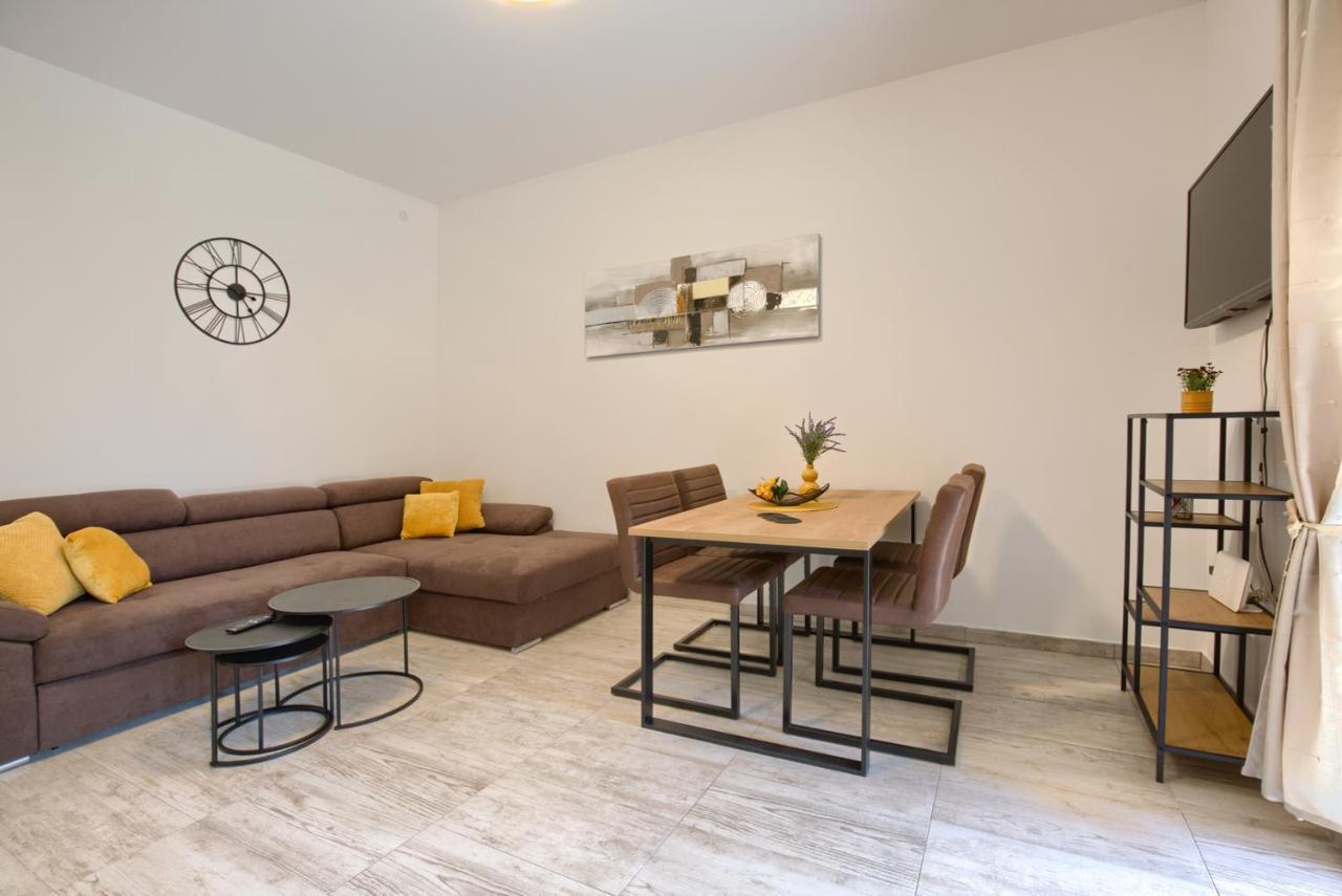 Amphitheater 3+2 Modern Apartment With Terrace, Wifi, Netflix Pula Bagian luar foto