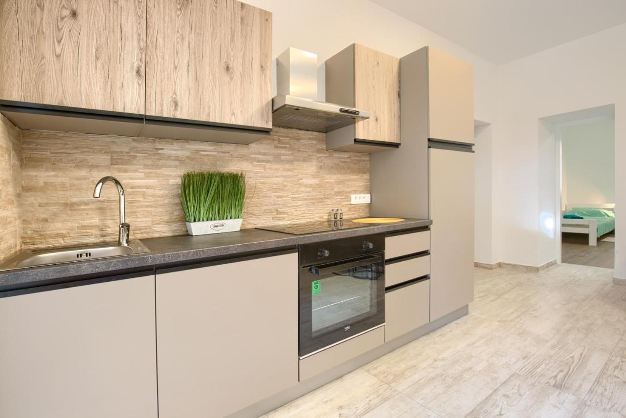 Amphitheater 3+2 Modern Apartment With Terrace, Wifi, Netflix Pula Bagian luar foto